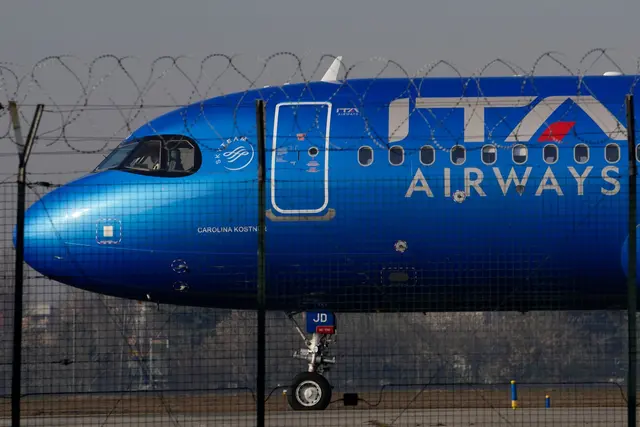 Der Flugverkehr über Italien ist beeinträchtigt. Das betrifft auch Flugzeuge, die Italien überqueren.  | Foto: Luca Bruno/AP/dpa