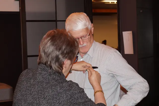 Hannelore Haase überreicht die Silberne Ehrennadel an Hans Kröner | Foto: Werner Hientz