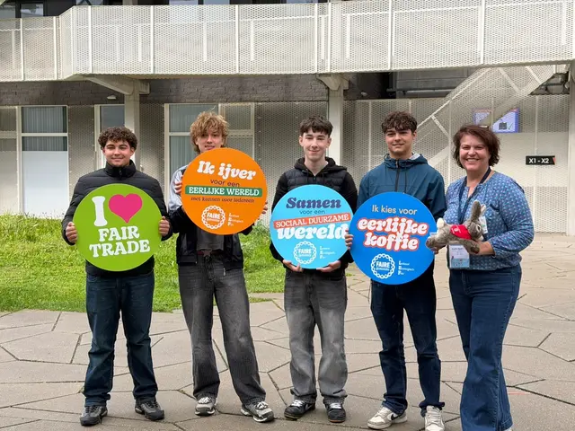 Jugendbotschafter für Fairtrade vertraten Nürnberg auf der internationalen Konferenz Fairtrade Town Conference in Belgien. 

Maxi Tschaban, Paul Paszulewicz, Ilja Hornstein, Ferdinand Tschaban, alle Schüler des Johannes-Scharrer-Gymnasiums, und Brigitte Hanek-Ures, Fachliche Sprecherin der Fairen Metropolregion Nürnberg, Mitglied der Nürnberger Fairtrade Steuerungsgruppe und Mitarbeiterin im Weltladen Fenster zur Welt (v.l.). 
 | Foto: Valentina Jüngert / Europäische Metropolregion Nürnberg