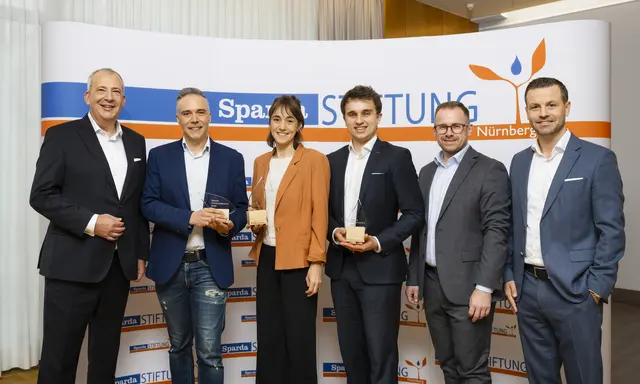 Die Stiftungspreisträgerinnen und -preisträger 2026 auf einen Blick (v. l .n. r.): Stefan Schindler (Vorsitzender des Stiftungsrates der Sparda-Stiftung Nürnberg), Alexander Kowalewski (Hauptverantwortlicher für „Sommer Summarum“ bei Laissez-Faire e. V.), Carolin Hasenauer (Korrespondentin im BR-Studio Würzburg), Simon Clausen (2. Vorsitzender der United Nations Society Nuremberg e. V.), Tobias Rieck (Vorsitzender des Stiftungsvorstands der Sparda-Stiftung Nürnberg) und Jakob Hauptmann (Mitglied des Stiftungsvorstandes). | Foto: Uwe Niklas