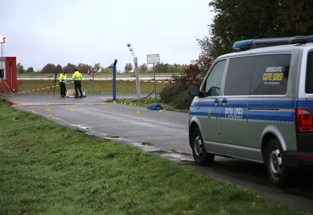 Die Polizei war auch nach Tagesanbruch am Ort des Geschehens. | Foto: © Tobias Junghannß/dpa