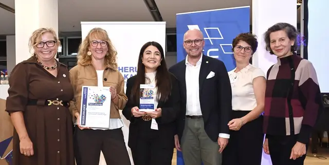 Preisverleihung in München (v.l.n.r.): Gabi Schmidt (Ehrenamtsbeauftragte Staatsregierung), Karin Grüsser (Stadt Erlangen), Nurçin Suleimanoglu (ehrenamtliche Engagementberaterin), Bayerns Digitalminister Fabian Mehring, Damjana Kapetanovic (ehrenamtliche Engagementberaterin) und Barbara Schick (Vorstandsmitglied Versicherungskammer Stiftung). | Foto: © Versicherungskammer Stiftung