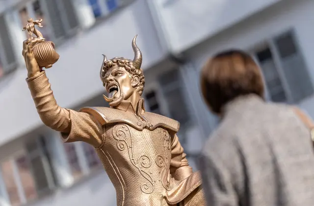 Die umstrittene Figur soll laut Stadt an Ort und Stelle vor dem Rathaus stehen bleiben.
 | Foto: Christoph Schmidt/dpa
