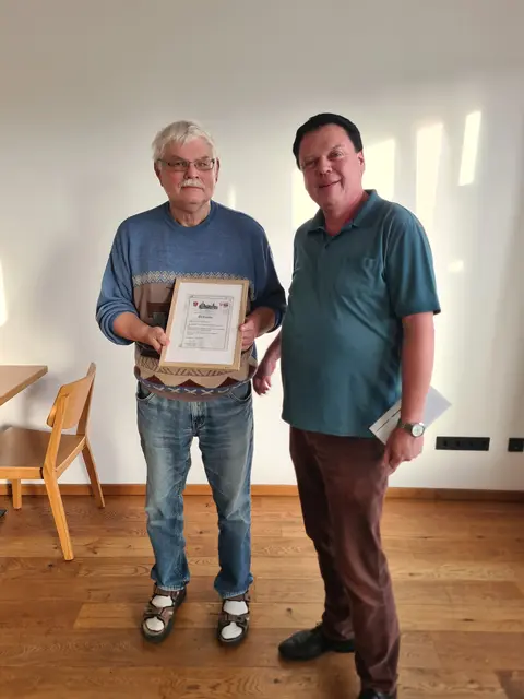Joachim Günter wird für seine 19-jährige Arbeit als Spielleiter und Kassierer mit einer Urkunde geehrt | Foto: Dieter Gonschorowski