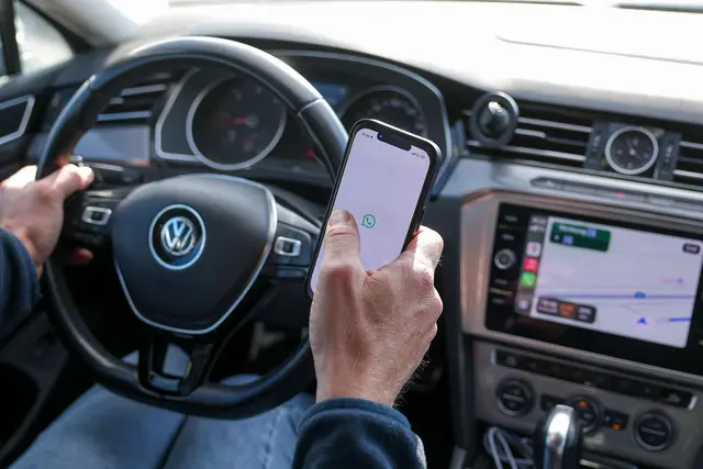 Die mit der Digitaltechnik im Auto einhergehende Ablenkung erhöht nach Analyse der Allianz das Unfallrisiko ganz erheblich.  | Foto: Jan Woitas/dpa (Symbolbild)