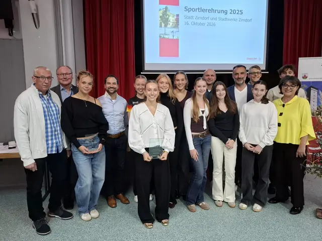 Gruppenbild von allen geehrten Sportlerinnen und Sportlern 2025 mit Ersten Bürgermeister Marcus Spath, Adelheid Seifert, stellv. Landrätin und Referentin für Vereine und Martin Bscheidl, Prokurist der Stadtwerke Zirndorf. | Foto: Lokalanzeiger