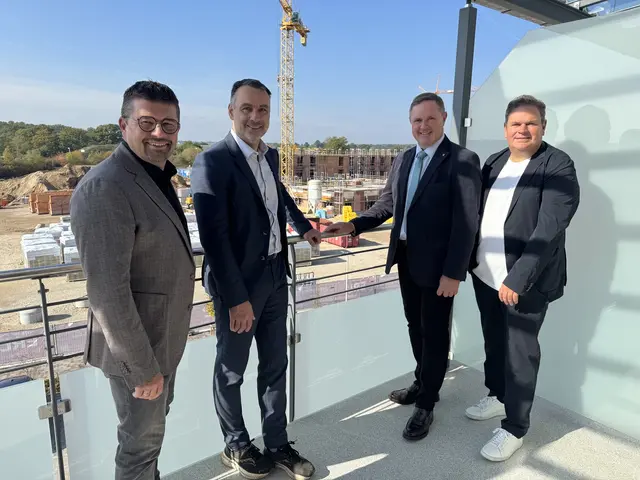 (v.l.n.r.) Vorstand der ERL Immobiliengruppe Wolfgang Haider, 1. Bürgermeister der Stadt Zirndorf Marcus Spath, Landrat Bernd Obst und der Vorstand der AWO Fürth-Land Jörg Lehnberger.  | Foto: Landratsamt Fürth.