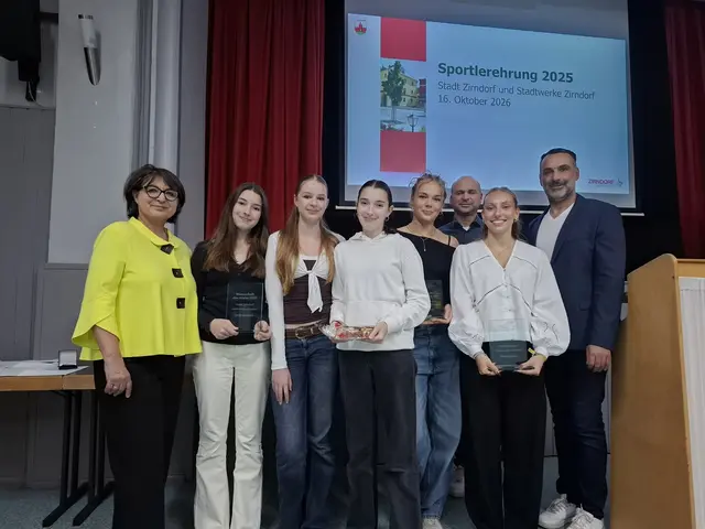v.l.n.r.: Adelheid Seifert, stellv. Landrätin und Referentin für Vereine und Ehrenamt; Franziska und Christina Barthel, Greta Arand, Mannschaft d. Jahres; Eni Kuske, 2. Platz Sportlerin d. Jahres; Amelie Giese, 1. Platz Sportlerin d. Jahres; Martin Bscheidl, Prokurist der Stadtwerke Zirndorf und Erster Bürgermeister Marcus Spath | Foto: Lokalanzeiger