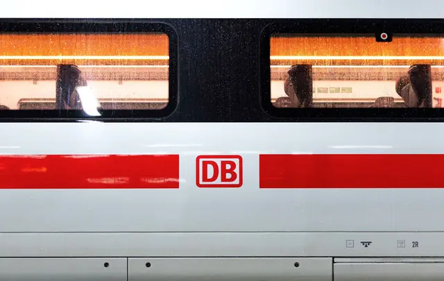 Für hundert Euro im ICE zu fünft durch Deutschland und zurück - damit will die Bahn bei Familien punkten. | Foto: © Michael Matthey/dpa (Symbolbild)