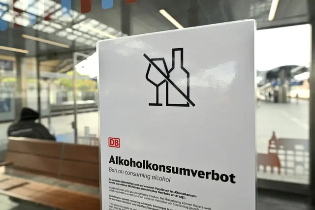 Seit dem 15. Oktober darf bundesweit an allen Bahnhöfen der Deutschen Bahn kein Alkohol mehr getrunken werden.  | Foto: Martin Schutt/dpa (Symbolfoto)