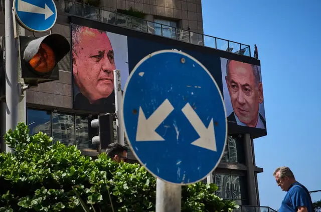 Werbung in Israel, auf der der israelische Ministerpräsident Benjamin Netanjahu (r) und sein wichtigster Rivale bei der Parlamentswahl am 27. Oktober, Gadi Eisenkot, zu sehen ist.  | Foto: Oded Balilty/AP/dpa (Archivbild)