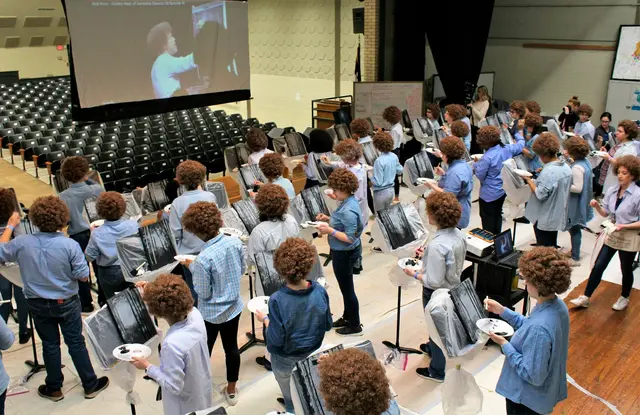 So beliebt war Bob Ross, dass es 2019 an einer Schule in den USA sogar einen eigenen Flash Mob für ihn gab. | Foto: Greg Jaklewicz/The Abilene Reporter-News via AP/dpa (Archivbild)