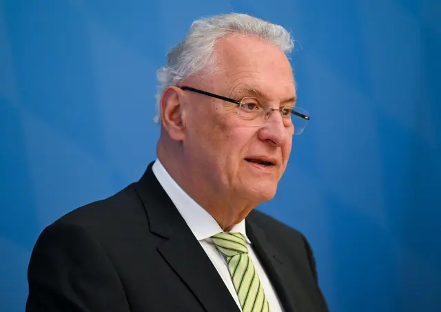 Der Innenminister rechnet im Moment nicht mit gewalttätigen Ausschreitungen. | Foto: Sven Hoppe/dpa (Archivbild)