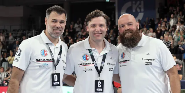 Erfolgreiches Trio: Das Foto zeigt den HCE-Cheftrainer Johannes Sellin umrahmt von Dragan Jerković (Torwarttrainer) und rechts von seinem Co-Trainer Michael Jacobsen. | Foto: JockiFoto, Erlangen 