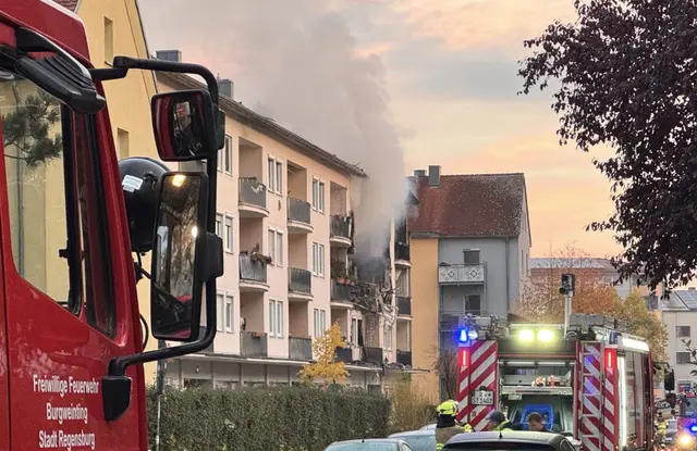 In diesem Mehrfamilienhaus kam es in der Nacht zum Mittwoch zu einer Explosion und einem Brand. | Foto: © Lars Haubner/NEWS5/dpa