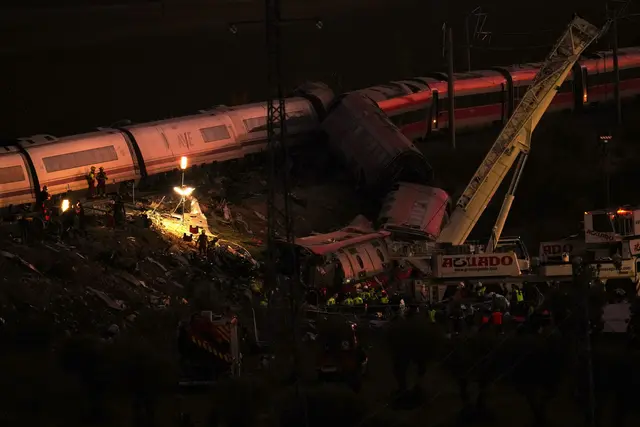Auch in der Nacht gingen die Rettungsarbeiten weiter. | Foto: Manu Fernandez/AP/dpa