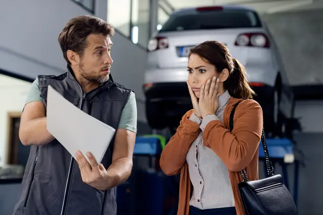 Die Rechnung einer durchschnittlichen Autoreparatur beträgt aktuell rund 4.600 Euro. | Foto: Drazen - stock.adobe.com (Symbolbild)