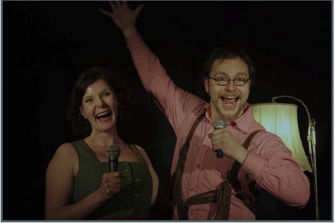 Die Moderatoren Lisa Hübner und Michael Jakob.