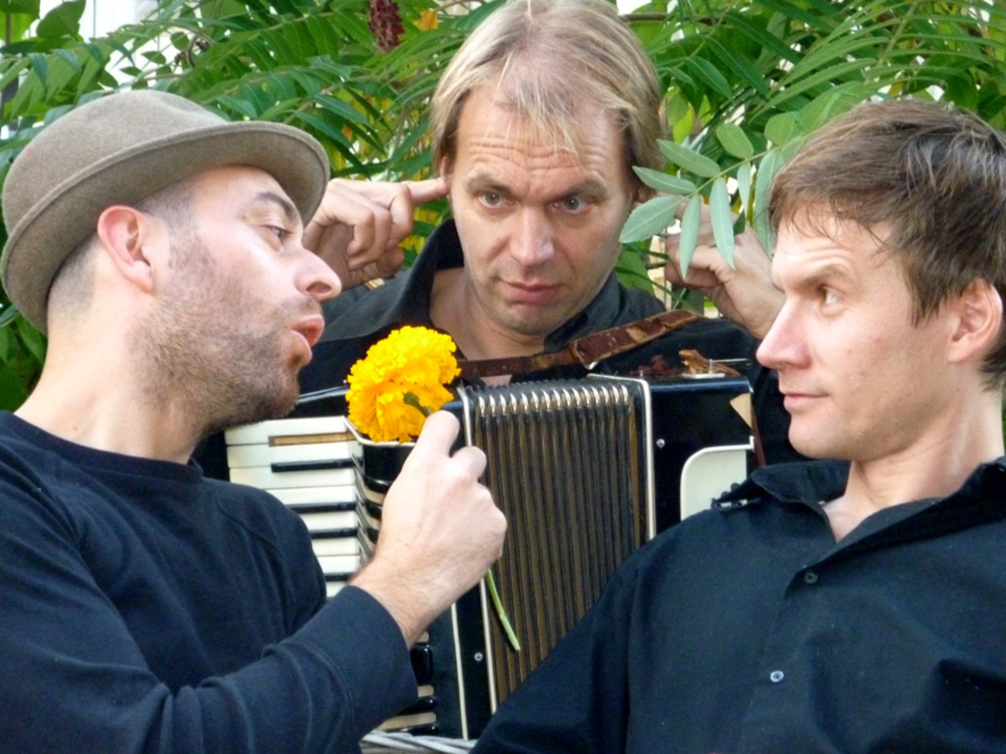 Les Trois Sans Facon