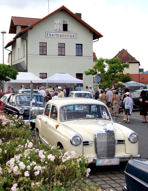 Über 150 historische Fahrzeuge werden am 12. Juli in Ebermannstadt erwartet, wenn die Oldtimer der Straße auf die Oldtimer der Schiene treffen.