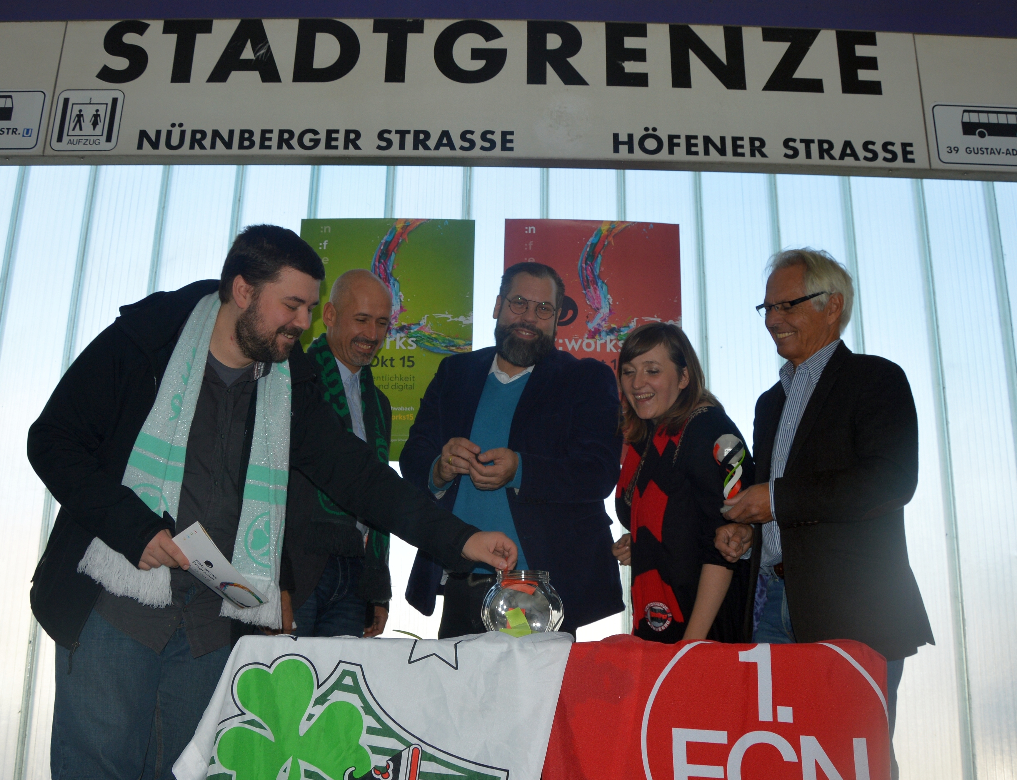 Derby 2.0 (v.l.): Florian Seidel und Florian Friedrich (beide Fürther Jugendmedienzentrum Connect), Christoph Zitzmann (Deutsche Akademie für Fußball-Kultur), Jagoda Tomski (Projektkoordinatorin Großraumfestival net:works) und der Direktor des Nürnberger KunstKulturQuartiers, Dr. Matthias Strobel, im U-Bahnhof „Stadtgrenze“ bei der Auslosung.