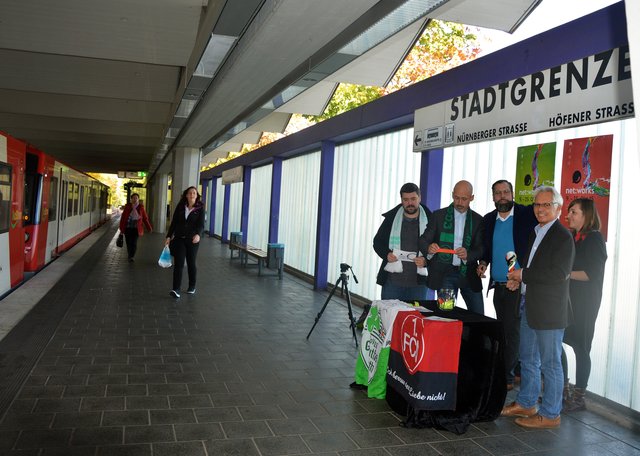 Derby 2.0 (v.l.): Florian Seidel und Florian Friedrich (beide Fürther Jugendmedienzentrum Connect), Christoph Zitzmann (Deutsche Akademie für Fußball-Kultur), Jagoda Tomski (Projektkoordinatorin Großraumfestival net:works) und der Direktor des Nürnberger KunstKulturQuartiers, Dr. Matthias Strobel, im U-Bahnhof „Stadtgrenze“ bei der Auslosung.