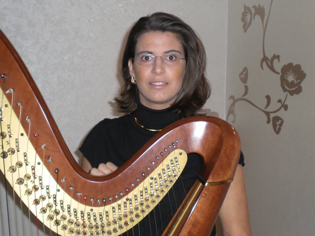 Pamela Schuh an der Harfe