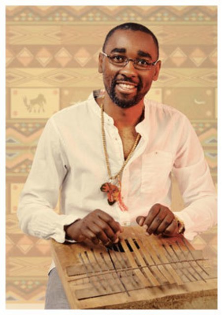 Sänger Njamy Sitson aus Kamerun begleitet seine ausdrucksstarke Stimme häufig mit dem "Daumenklavier".