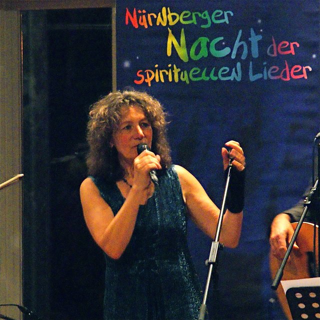 Sängerin Georgina Demmer leitet die Lieder, Chants und Mantras zum Mitsingen an.