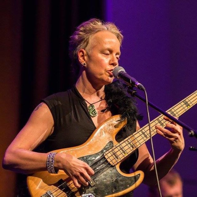 Edda B. Lang erdet die Lieder mit ihrem Bass, spielt aber auch sphärische Klänge auf ihren handpans.