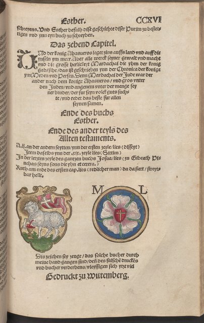 Lutherrose in einer Erstausgabe der Lutherübersetzung der Historischen Bücher des Alten Testaments
Wittenberg, 1523/24. Früh musste sich Martin Luther mit unerlaubten Kopien und Nachdrucken seiner Werke auseinandersetzen. Die Lutherrose sollte dem einen Riegel vorschieben: Sie diente dem Reformator als Copyrightvermerk, ab 1530 auch als Siegel. | Foto: © Landesbibliothek Coburg