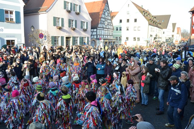Die Hilpoltsteiner Flecklaskinder bei der Aufführung am Marktplatz