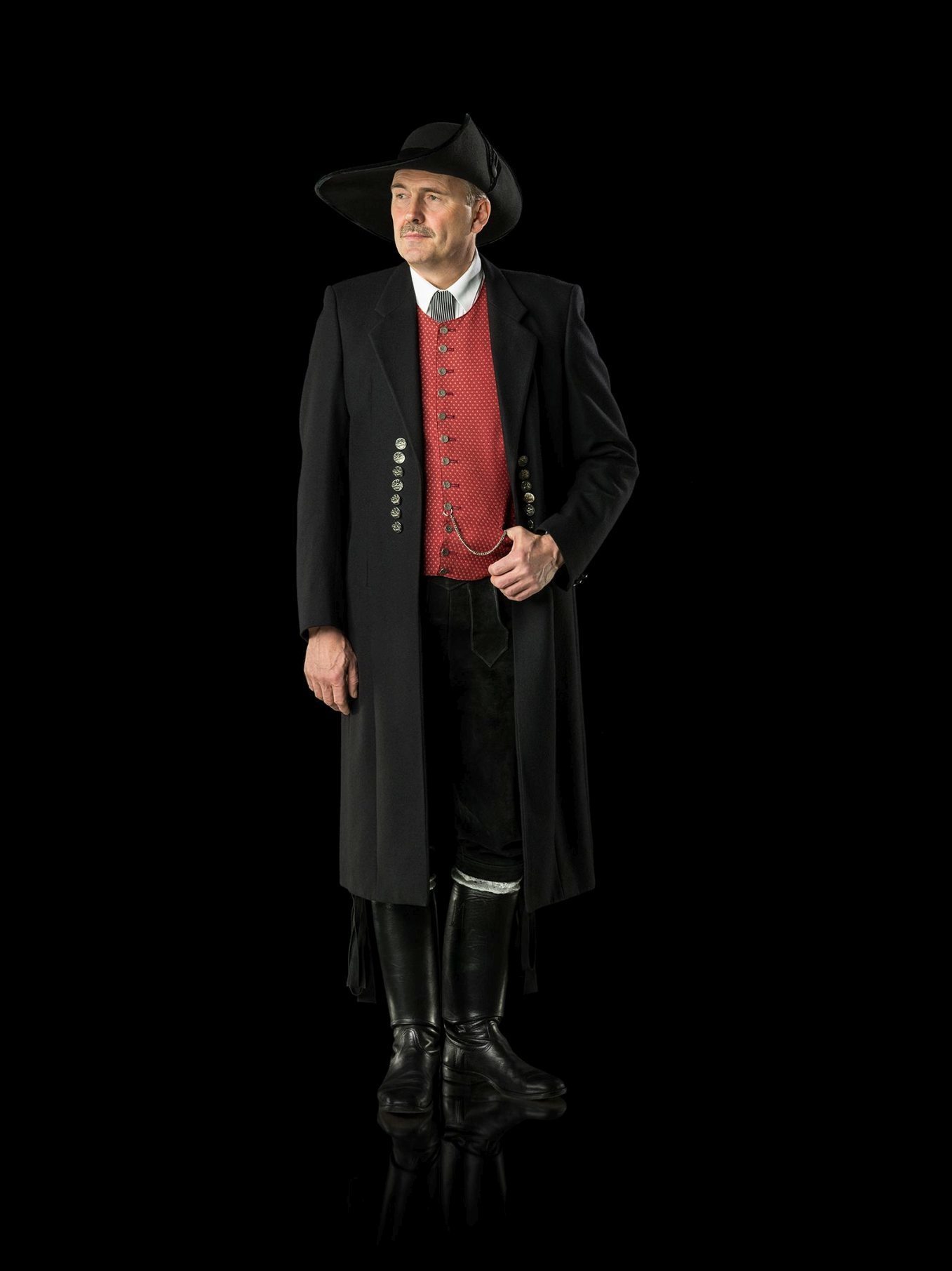 Männertracht der Fränkischen Schweiz mit roter Weste und Mantel. Statt des Mantels kann auch eine Jacke getragen werden.