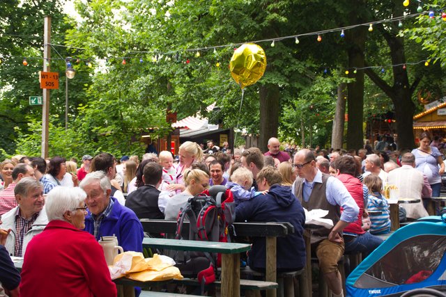 Durchschnittlich eine Million Besucher werden an den 12 Tagen vom 17. – 28. Mai auf der Bergkirchweih erwartet. 16 000 Sitzplätze und zwei großen Zelte stehen zur Verfügung.