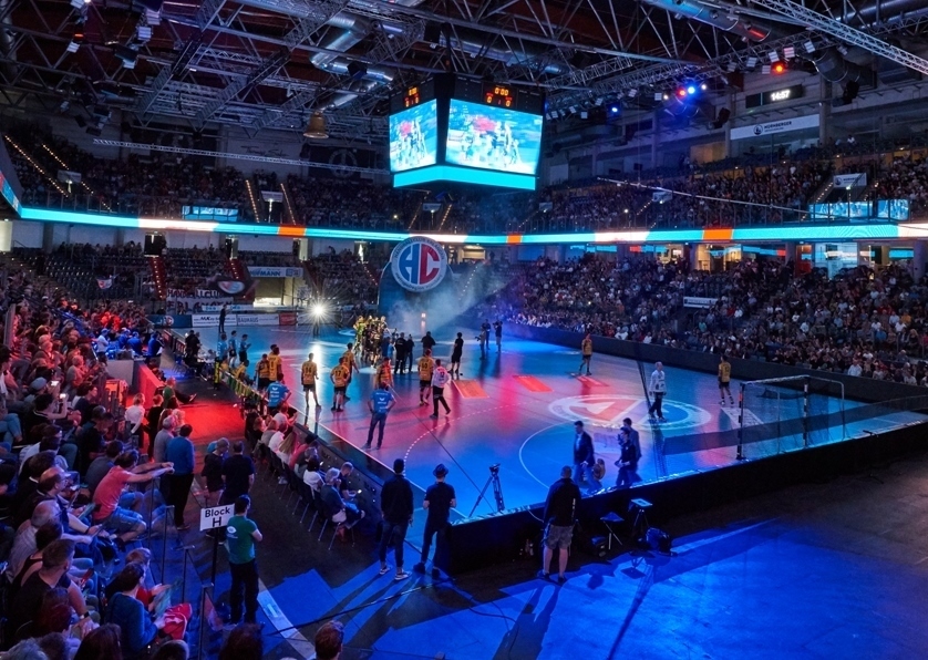 (Foto: hl-studios, Erlangen): Die Fans des HC Erlangen freuen sich auf das erste Spiel am 2. September in der Arena Nürnberger Versicherung