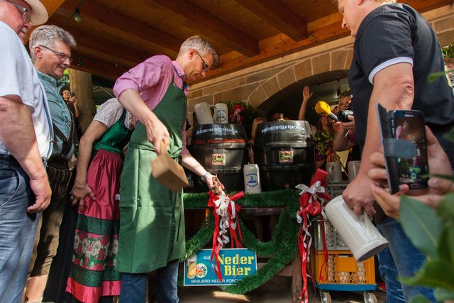 Eröffnung Annafest 2016: Oberbürgermeister Uwe Kirschstein benötigte drei Schläge für das erste Fass Freibier.