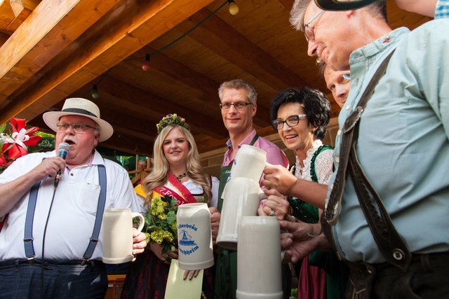 Eröffnung Annafest 2016: Bürgermeister Franz Streit, Bierkönigin Carina II., OB Uwe Kirschstein und das Schindlerkeller-Wirtsehepaar Inge und Hans Schmitt. Zwischen ihnen Braumeister Rainer Kalb (Brauerei Neder).