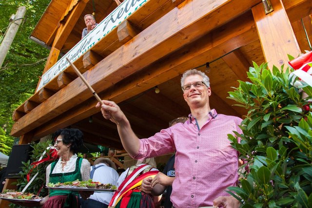 Eröffnung Annafest 2016. Oberbürgermeister Uwe Kirschstein dirigiert die Blasmusik.