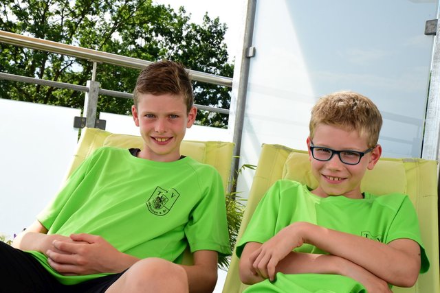 Simon Nanke (11) und Maximilian Wicklein (9) freuen sich auf den Fränkische Schweiz-Marathon (von links). | Foto: Udo Güldner