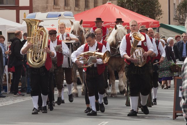 Mit Blasmusik zieht die Meerrettichkönigin Maria I. im Markt ein.