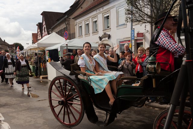 Auf einer Kutsche zieht die Meerrettichkönigin Maria I. (rechts) im Markt ein. Neben ihr sitzt ihre Vorgängerin.
