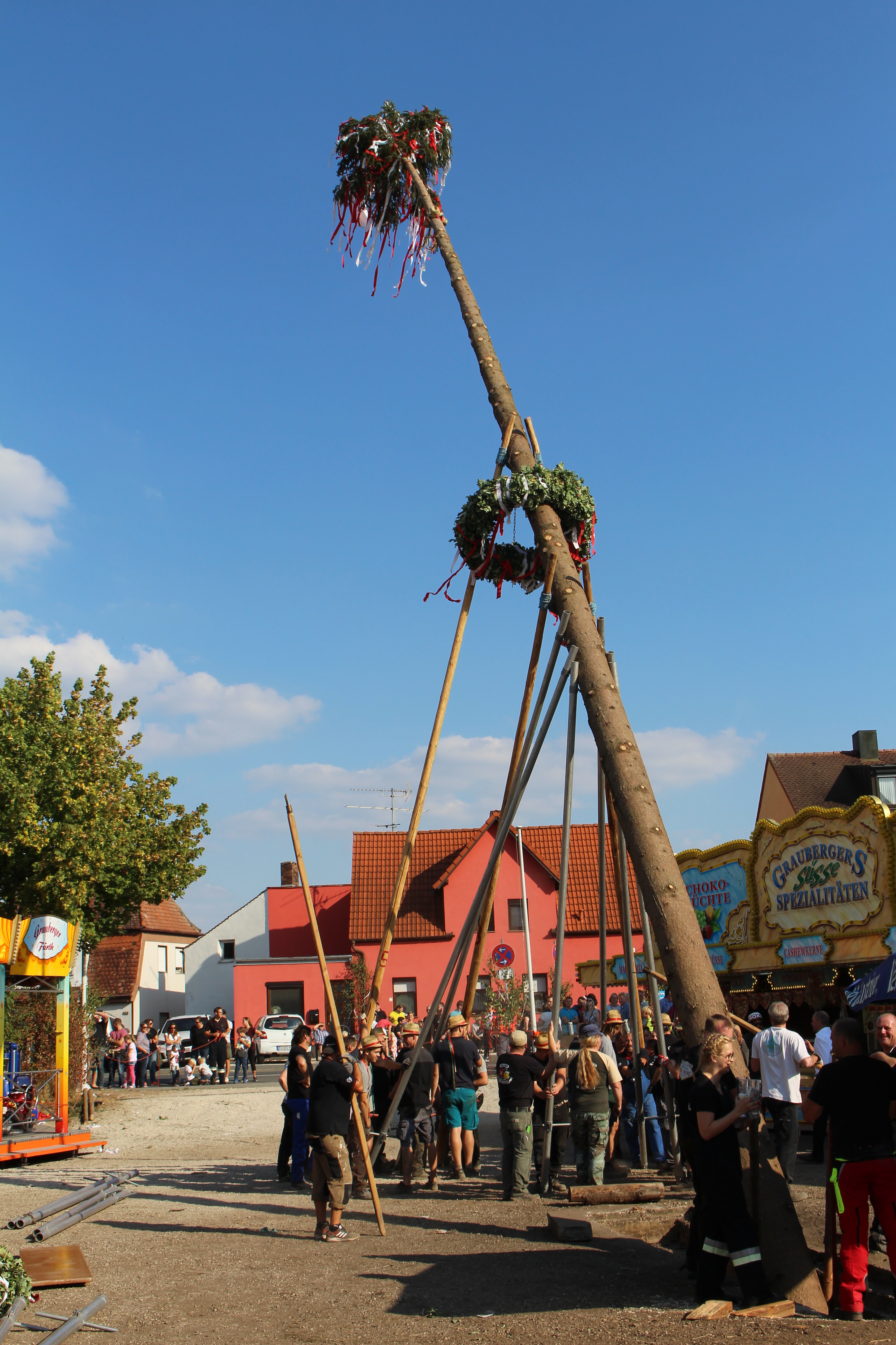 Der Vacher Kirchweihbaum 2018 hat eine Länge von beachtlichen 31 Metern - http://www.kirchevach.de