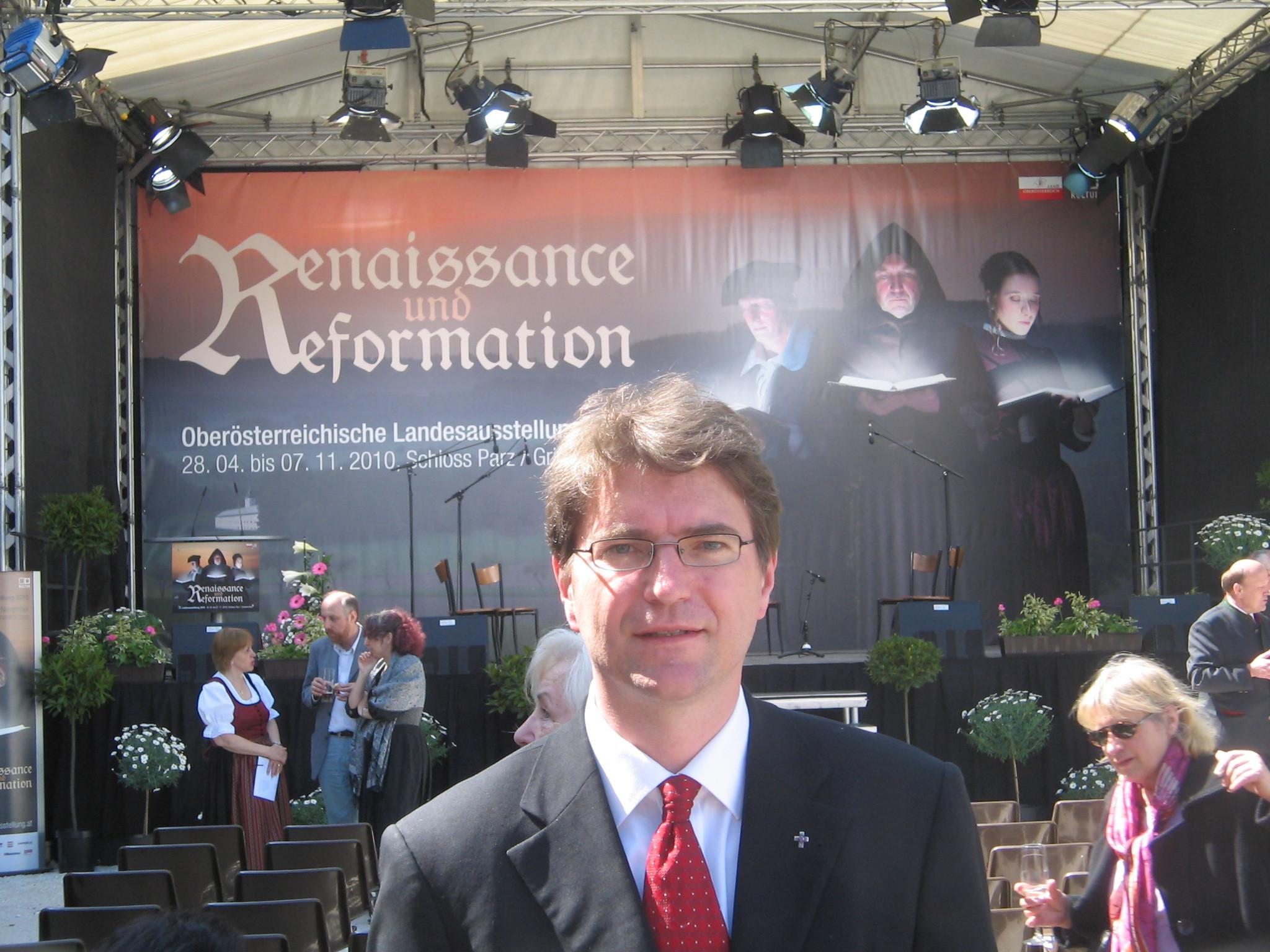 Pfarrer Markus Pöllinger bei der Eröffnung der Landesaustellung auf Schloß Parz 2010: http://www.kirchevach.de