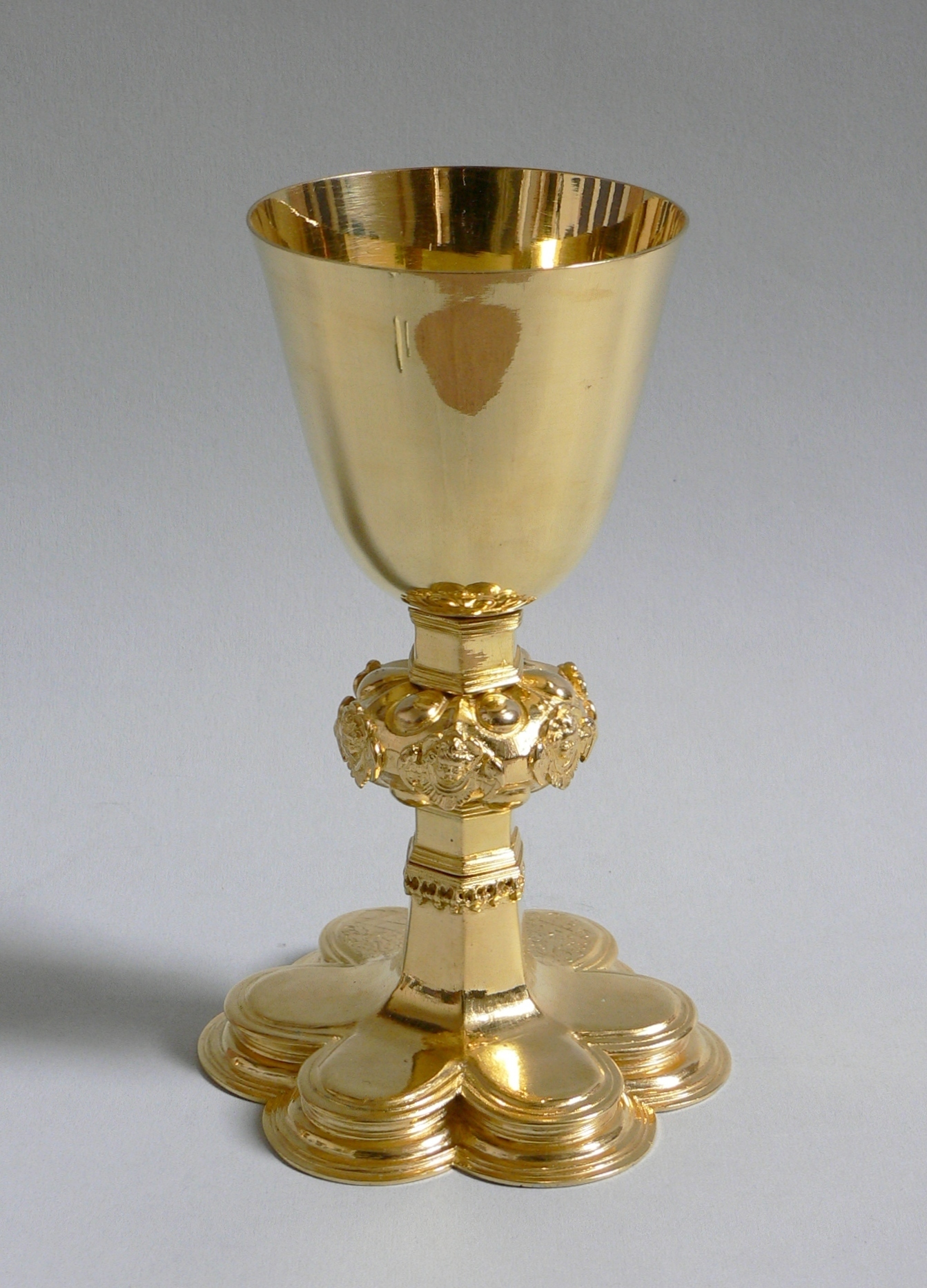 Der Vacher Abendmahlskelch von 1622 - gestiftet von oberösterreichischen Exulanten ist in der St. Matthäuskirche Vach bis heute in Gebrauch:
http://www.kirchevach.de