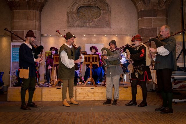 Die Sackpfeifergruppe spielt zum Tanz auf
