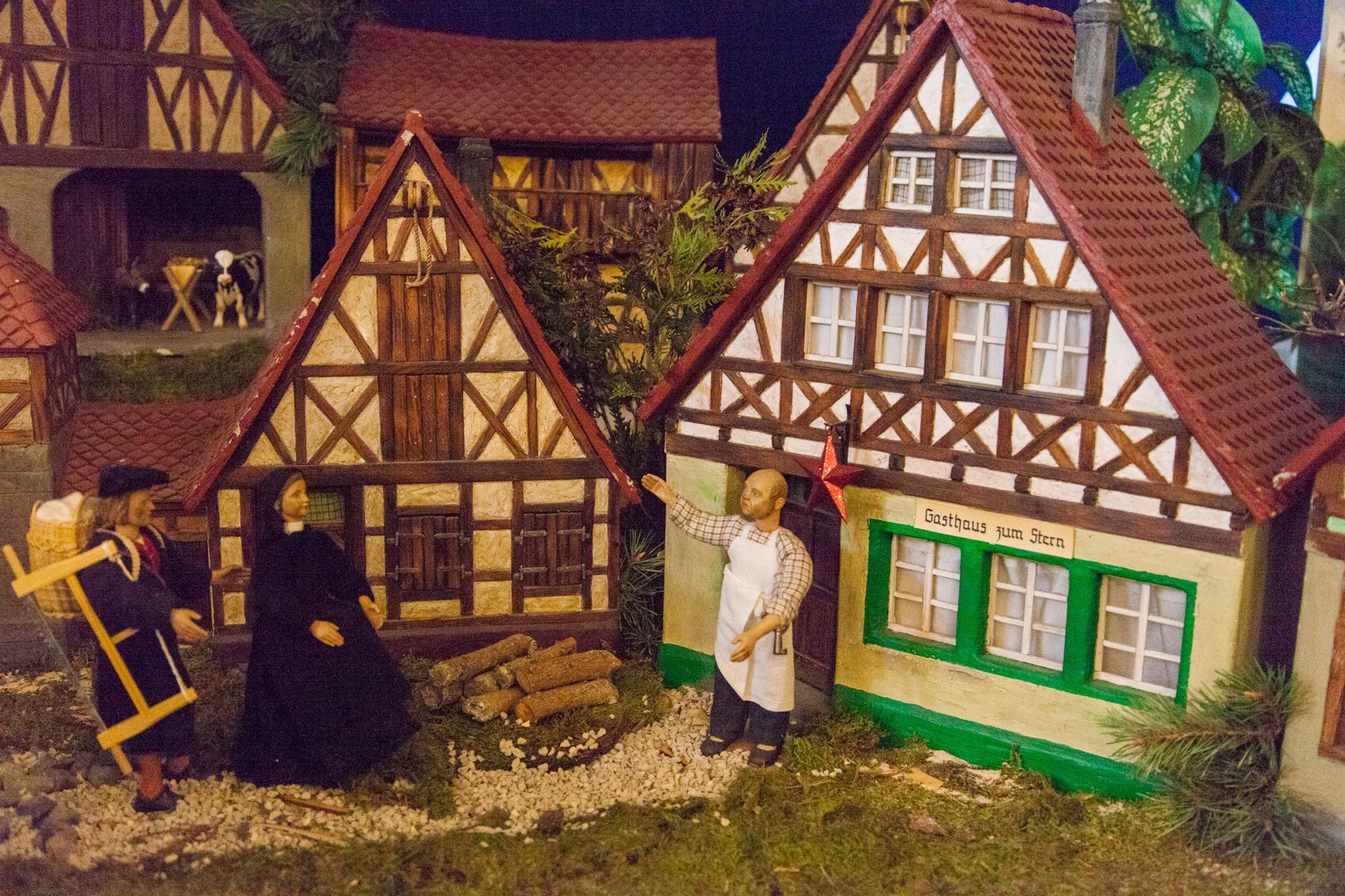 Fränkische Dorfkrippe mit Ankleidefiguren, Herbergssuche