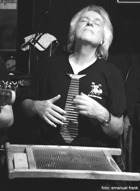 Andreas Cipa präsentiert eine Krawatte mit musikalischem Nutzen. Aus dem ursprünglich nur dekorativen Anhängsel wird ein originelles Percussionsinstrument.