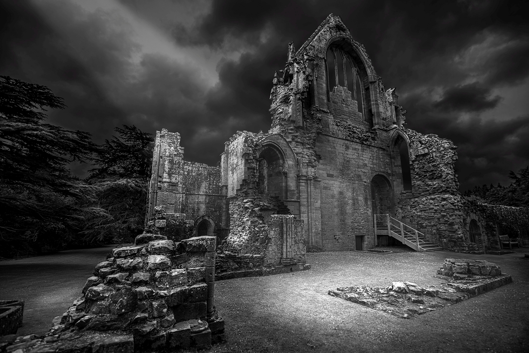 Diese schottische Kirchenruine wurde von Michael Glenk am Tag in Farbe fotografiert und stimmungsvoll in Schwarzweiß zur Nachtaufnahme umgewandelt.
