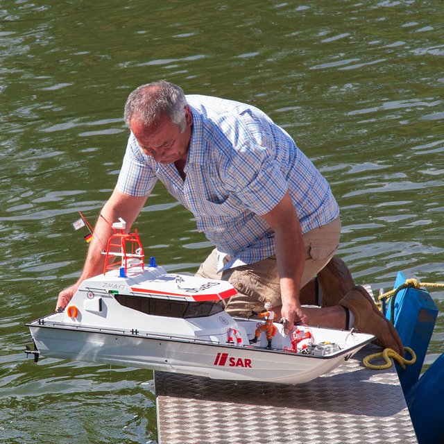 Die Modellboote aus der Ausstellung werden auch zu Wasser gelassen.