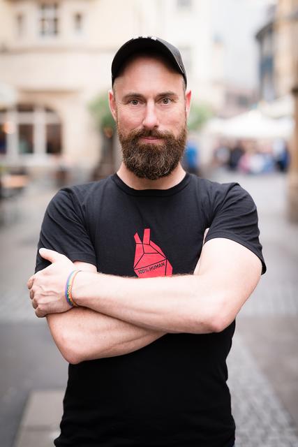 Musikkabarettist Holger Edmaier kuratiert das Projekt „WE ARE PART OF CULTURE“ und wird zur Vernissage auftreten.�
